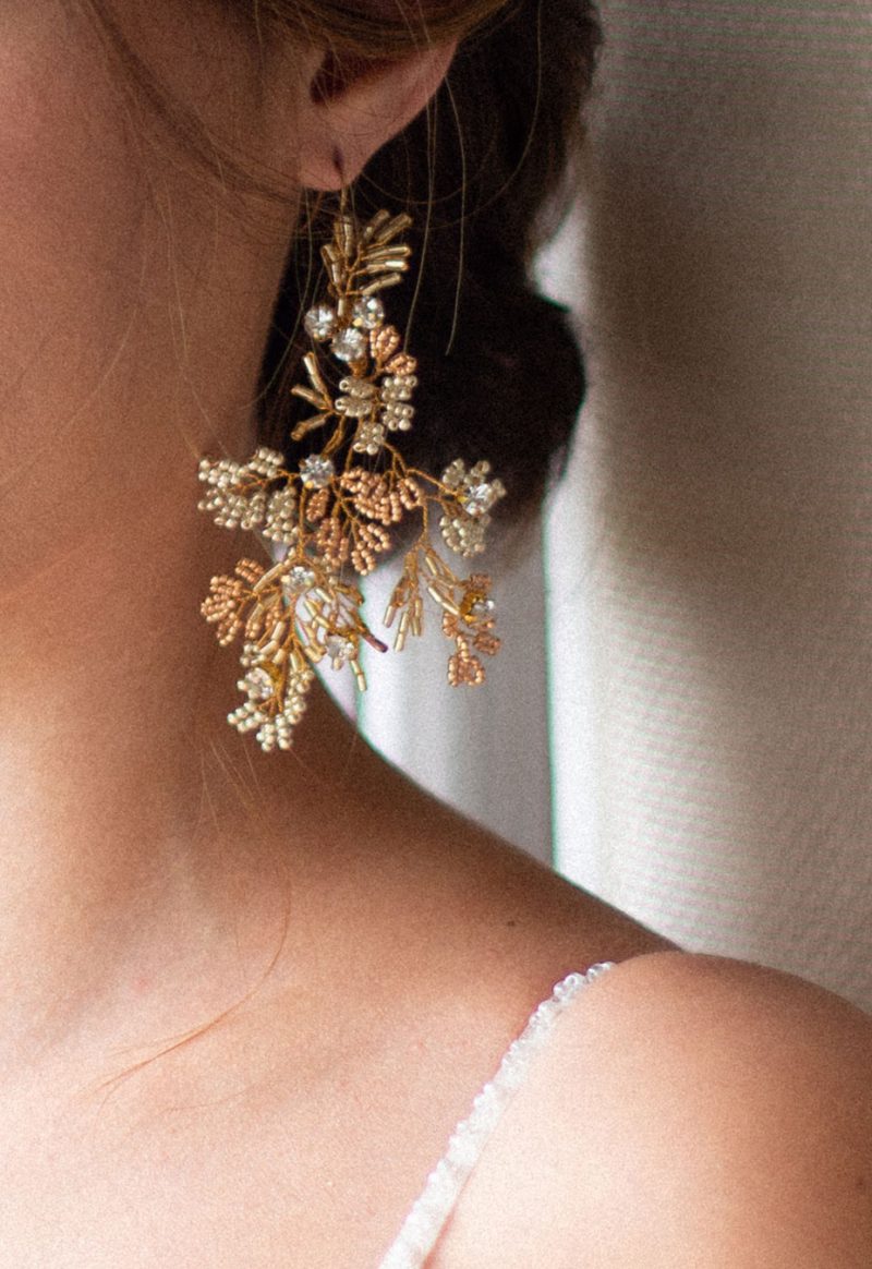 Orla-gold-leaf-chandelier-earrings-Aureus-Flos-fine-art-wedding-accessories-luxury-modern-bridal-headpieces-and-jewelry (5)