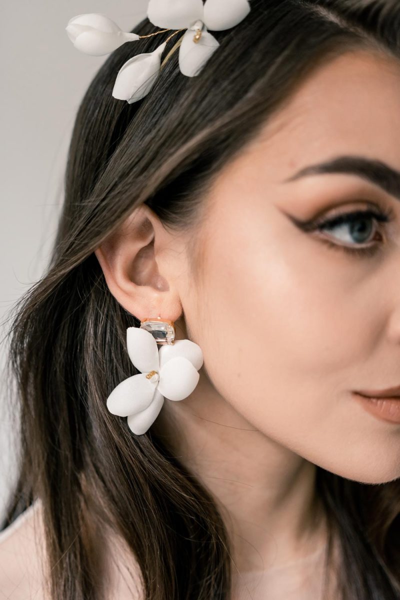 Aureus-Flos-ozdoby-ślubne-do-włosów-i-ekskluzywna-biżuteria-damska-ręcznie-robiona-kolekcja-bella-donna-Flora-mini---krótkie-kolczyki-ślubne-z-jedwabiu-z-białymi-kwiatami-03