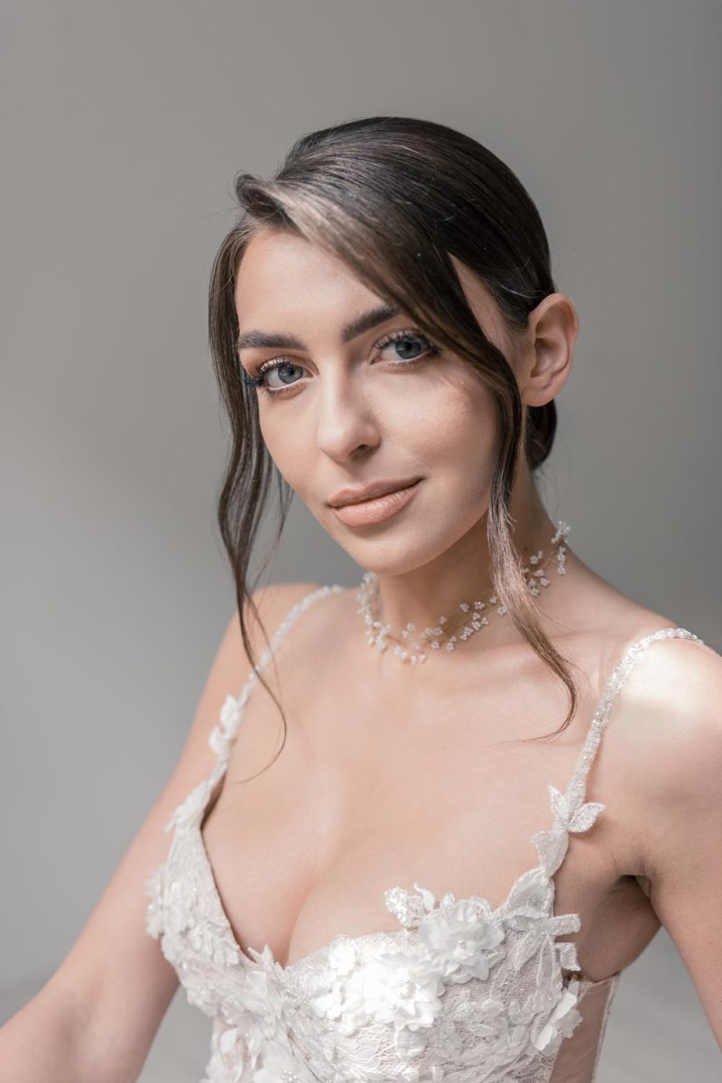 Aureus-Flos-ozdoby-ślubne-do-włosów-i-ekskluzywna-biżuteria-damska-ręcznie-robiona-kolekcja-bella-donna-Venus---delikatny-naszyjknik-choker-ślubny-z-białymi-perełkami-04