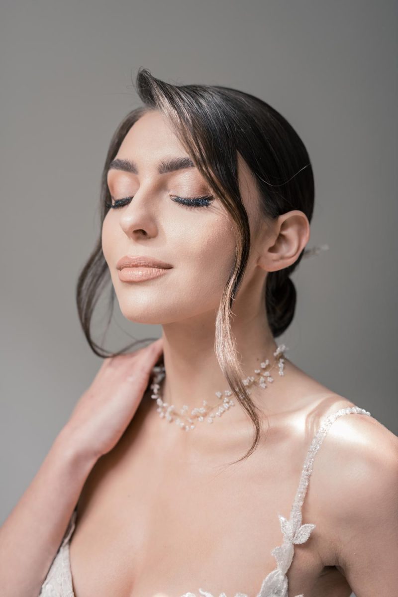 Aureus-Flos-ozdoby-ślubne-do-włosów-i-ekskluzywna-biżuteria-damska-ręcznie-robiona-kolekcja-bella-donna-Venus---delikatny-naszyjknik-choker-ślubny-z-białymi-perełkami-05