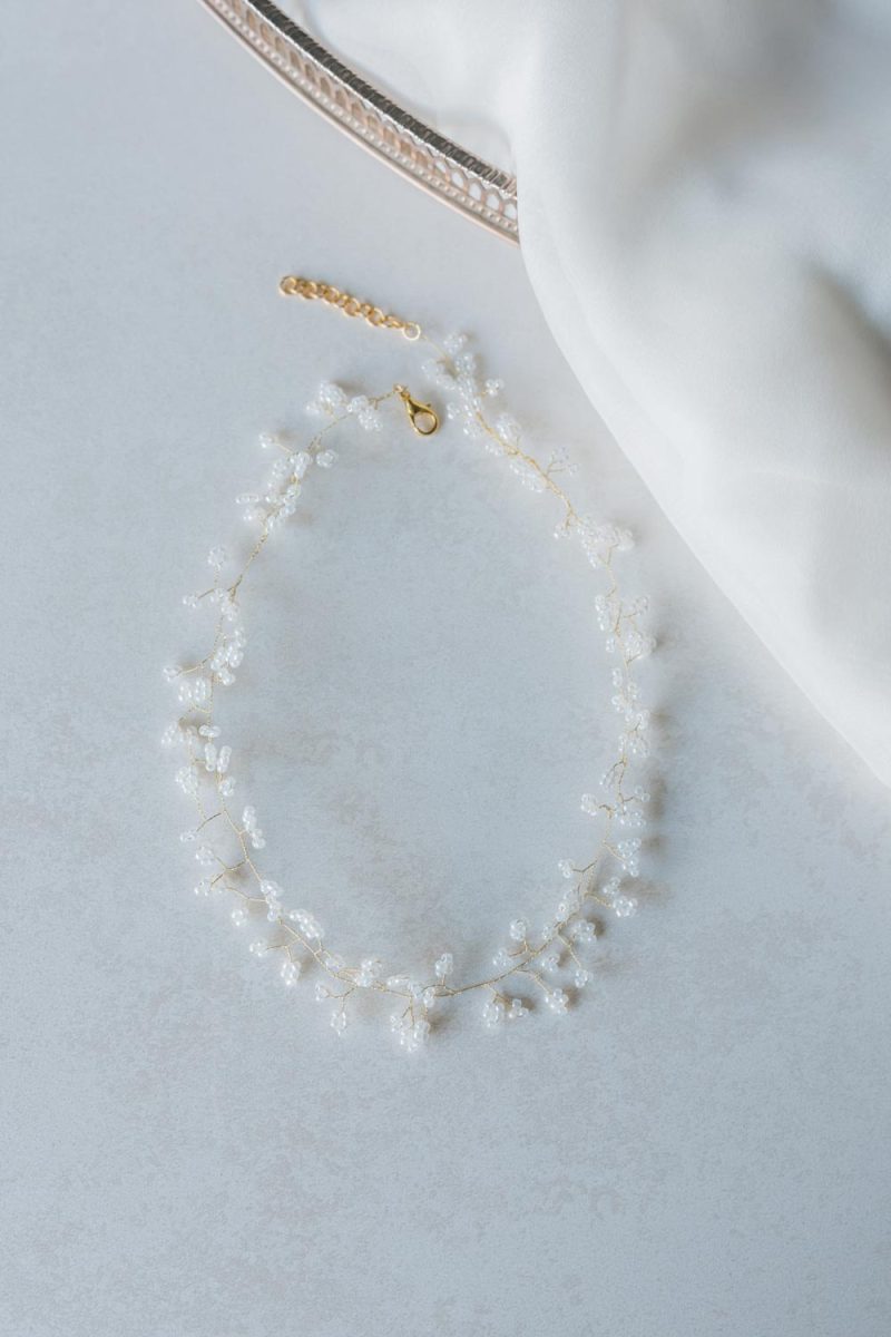 Aureus-Flos-ozdoby-ślubne-do-włosów-i-ekskluzywna-biżuteria-damska-ręcznie-robiona-kolekcja-bella-donna-Venus---delikatny-naszyjknik-choker-ślubny-z-białymi-perełkami