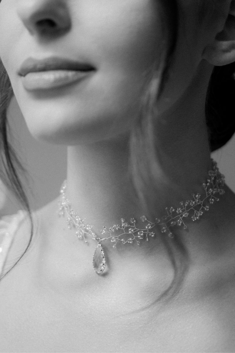 Aureus-Flos-ozdoby-ślubne-do-włosów-i-ekskluzywna-biżuteria-damska-ręcznie-robiona-Stella-krótki-naszyjnik-ślubny-choker-złoty-z-krysztalem-kropla (2)
